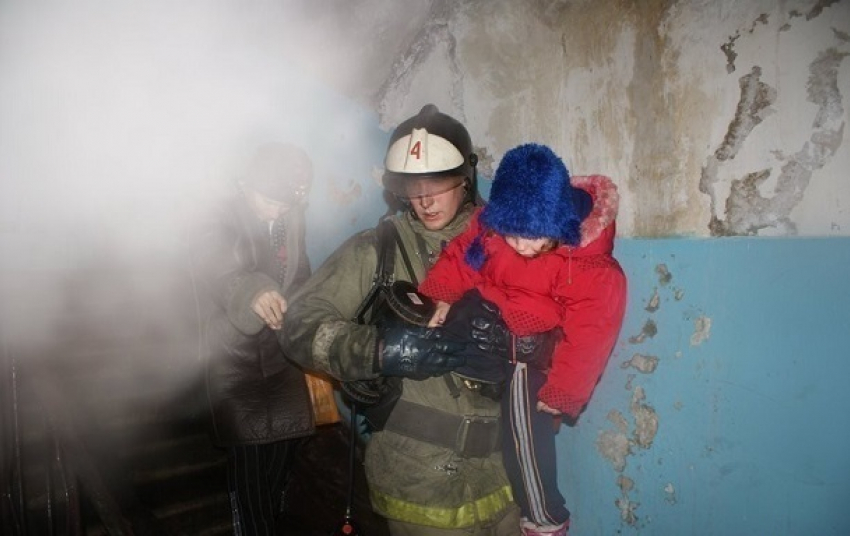 12 человек эвакуировали из горящего дома волгоградские пожарные 