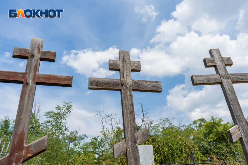 Кресты на могилах поломали на кладбище в Волгограде 