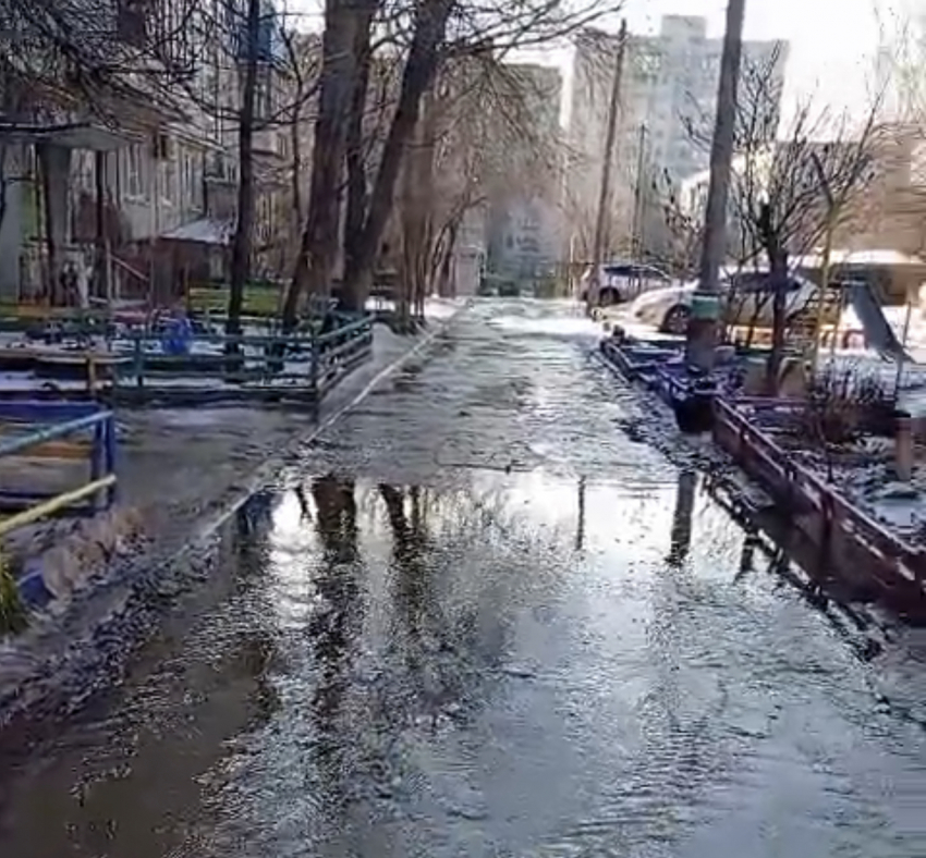 "Батареи остывают, воробьи купаются": после тройного прорыва затопило улицу в Волгограде