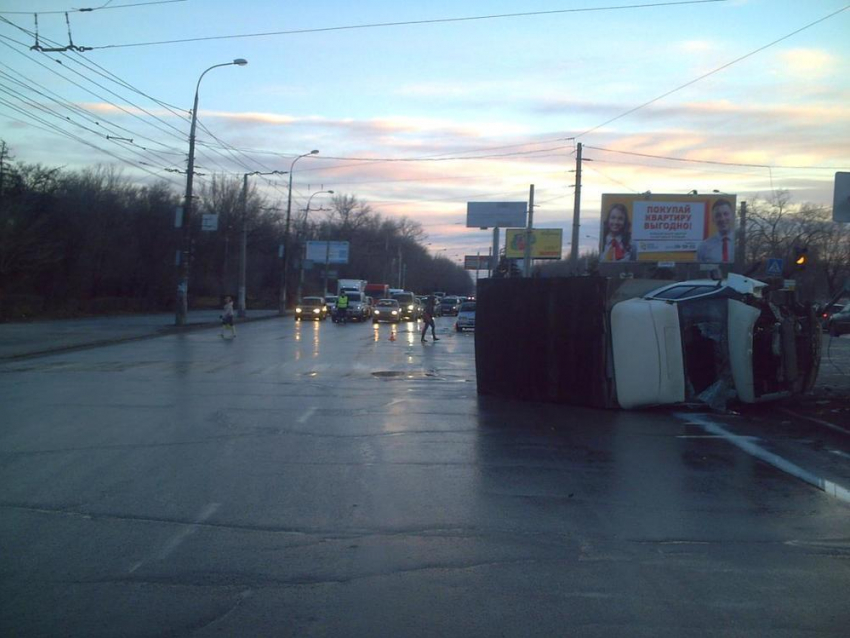 В Волгограде водитель перевернулся на «Газели» и сбил пешехода