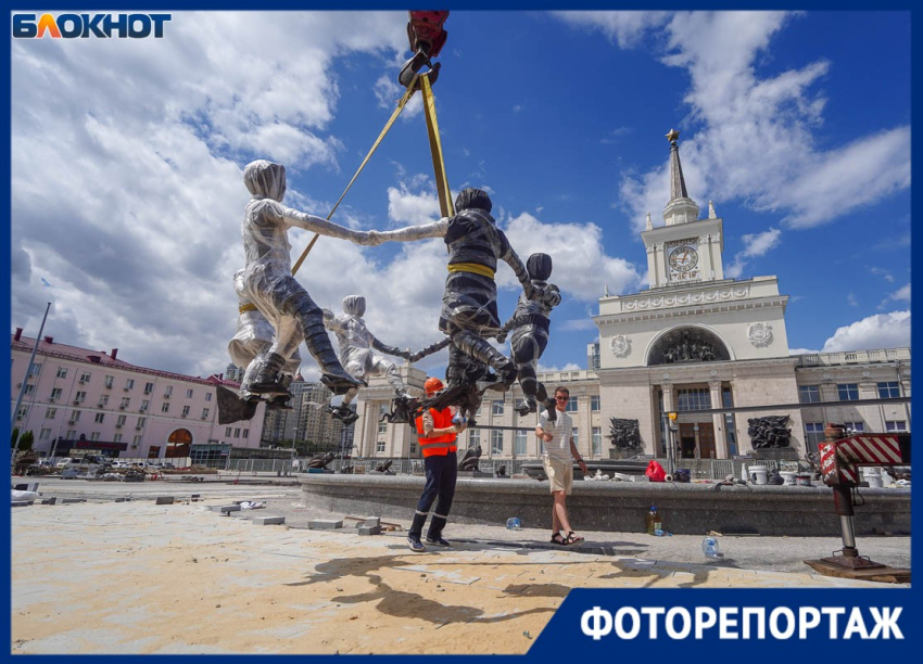 Умотанные как мумии фигуры детей подвесили в центре Волгограда 