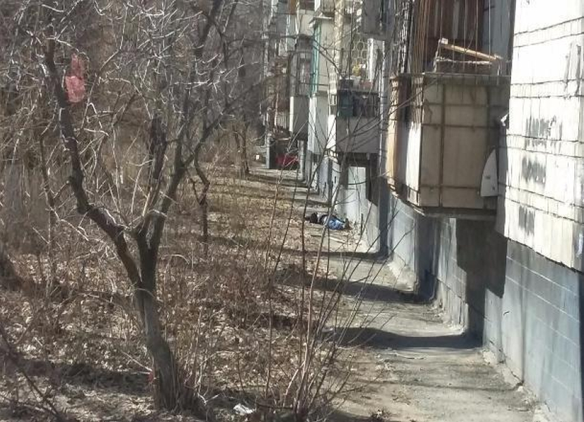 Житель Волгограда разбился насмерть при падении с балкона 