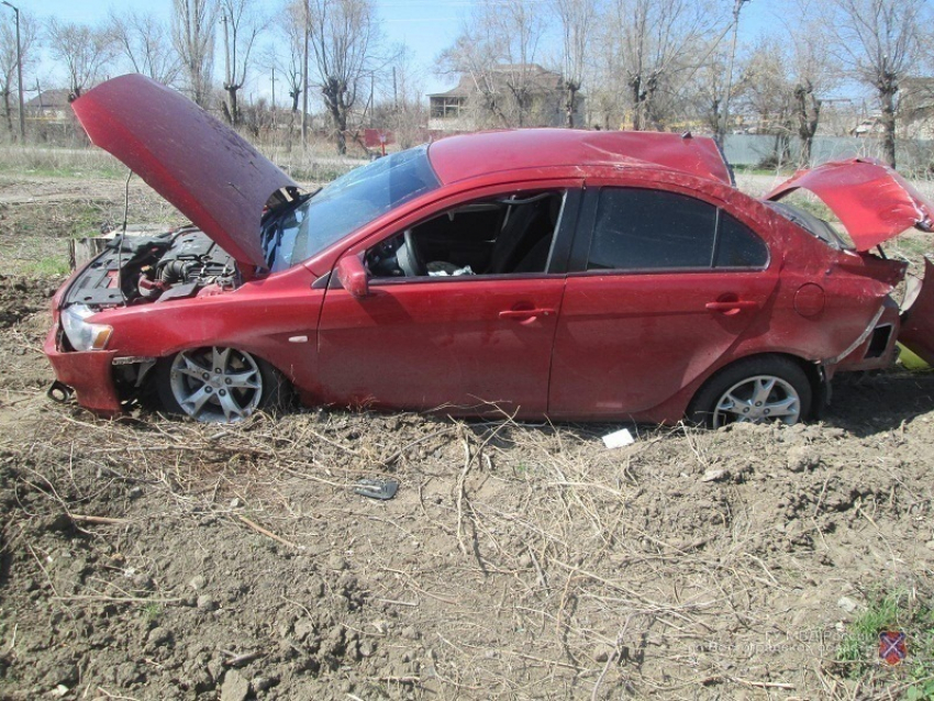 В Волжском 19-летний водитель перевернулся на Mitsubishi: пассажир в больнице