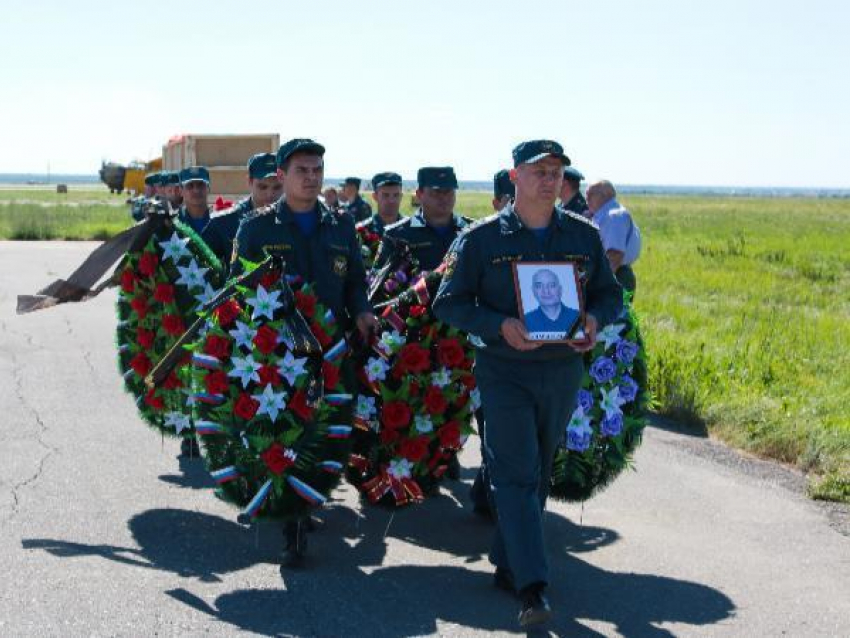 Тело погибшего бортоператора МЧС Марата Хадаева доставили в Волгоград 