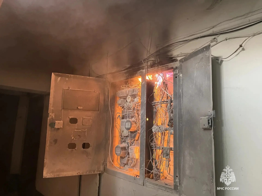 Щитки массово полыхнули в 9-этажке в Волгограде