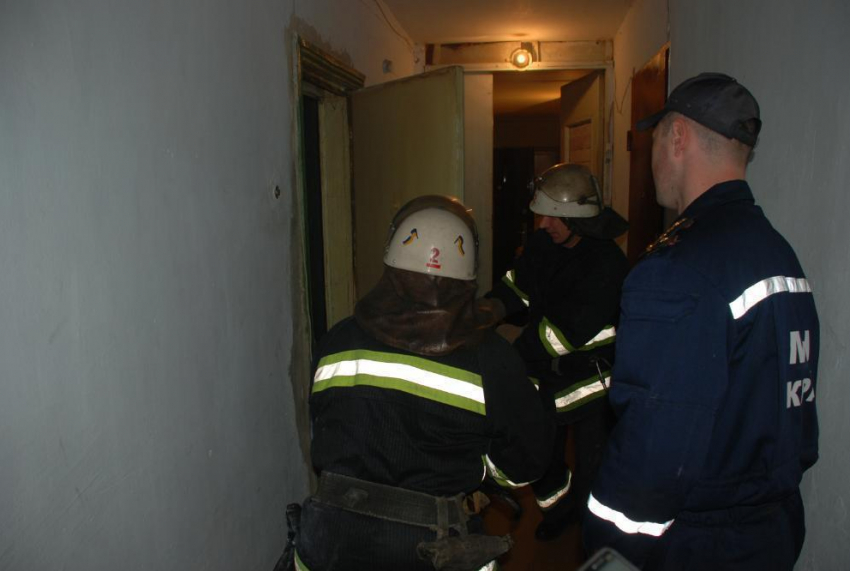 На севере Волгограда спасатели сломали стену пункта полиции для освобождения сотрудников