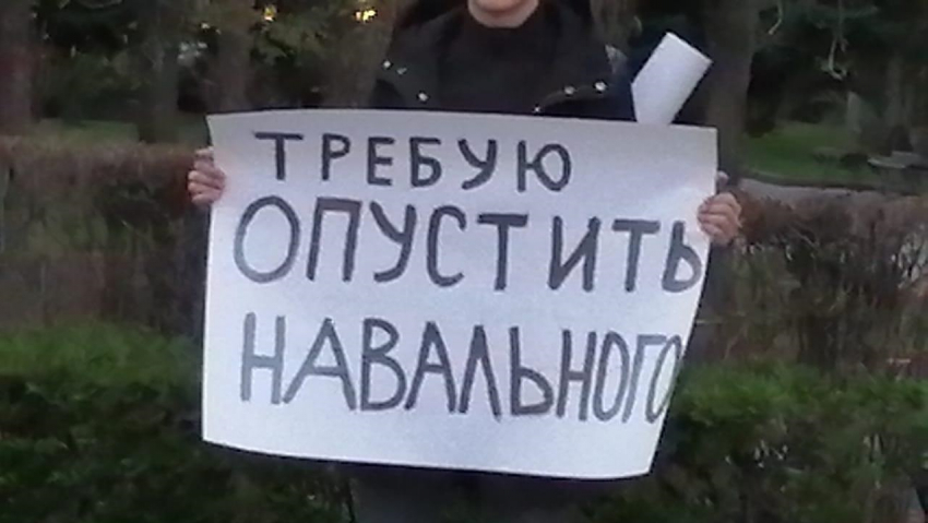 Странный парень на акции в центре Волгограда требовал опустить Навального