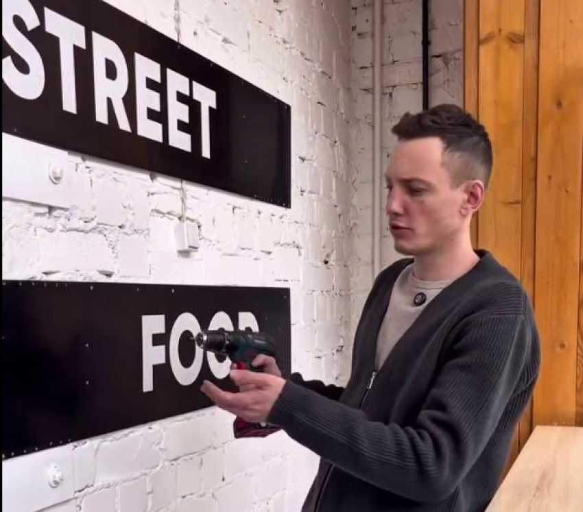 Больше никакого street food: волгоградские заведения начали избавляться от вывесок 