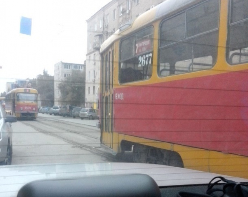 В Ворошиловском районе Волгограда трамваи встали в огромную пробку