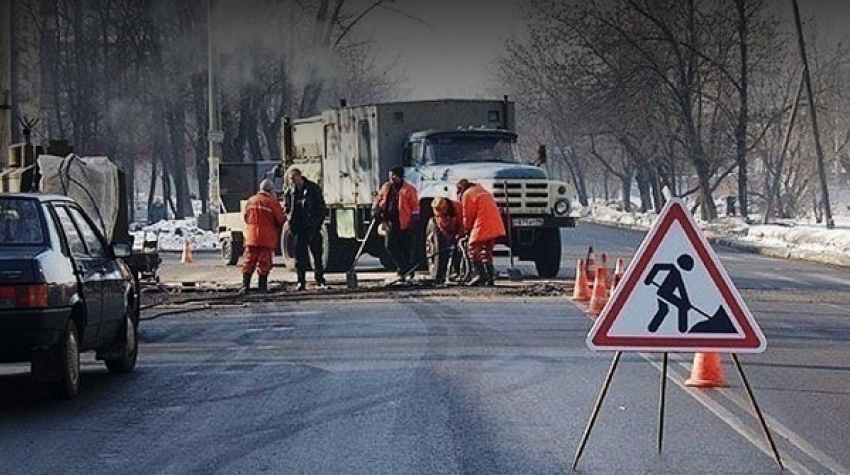 Улицы Волгограда очищают от снега и песка вперемешку с ямочным ремонтом