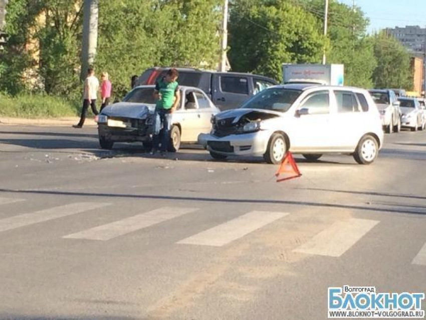 В Волгограде две иномарки парализовали движение на Второй продольной