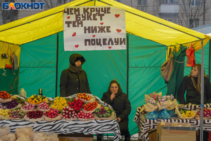 Тут можно торговаться: цветочные базары открылись в Волгограде перед 8 Марта