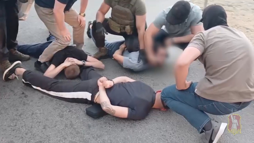 Пятерых вымогателей эффектно ткнули лицом в пол в Волгограде
