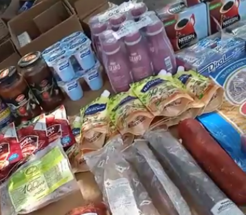 Уличную торговлю йогуртами и колбасой на жаре устроили в Волгограде