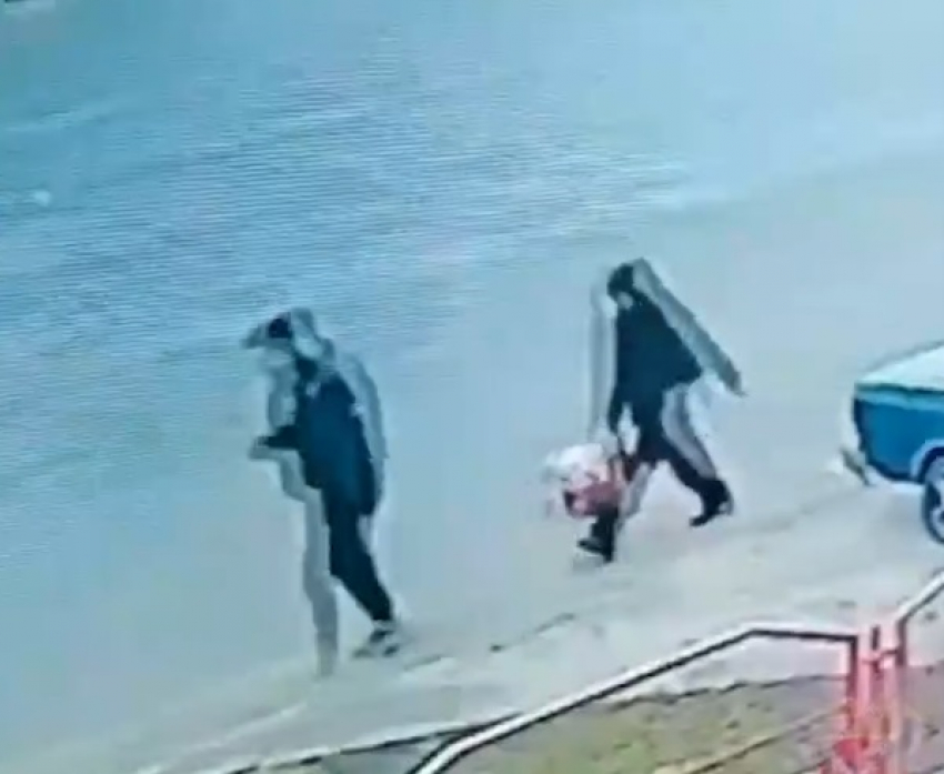 Подростки с сумкой золотых слитков попали на камеру видеонаблюдения в Волгограде 