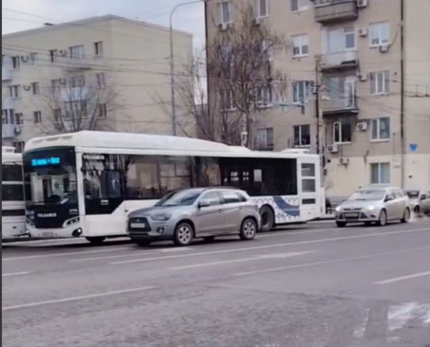 Массовую автоподставу устроили в центре Волгограда: все попало на видео