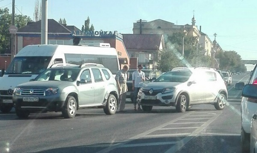 ДТП в Центральном районе Волгограда собирает пробку в утренний час пик