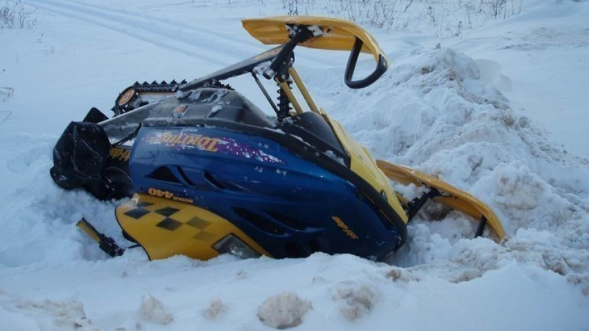 Под Волгоградом водитель без прав снес снегоход