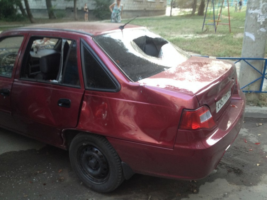 В Волгограде на видео попал мужчина, разбивающий кирпичом машины племянника