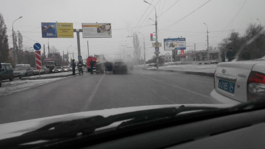 На юге Волгограда очевидцы потушили загоревшийся Saab