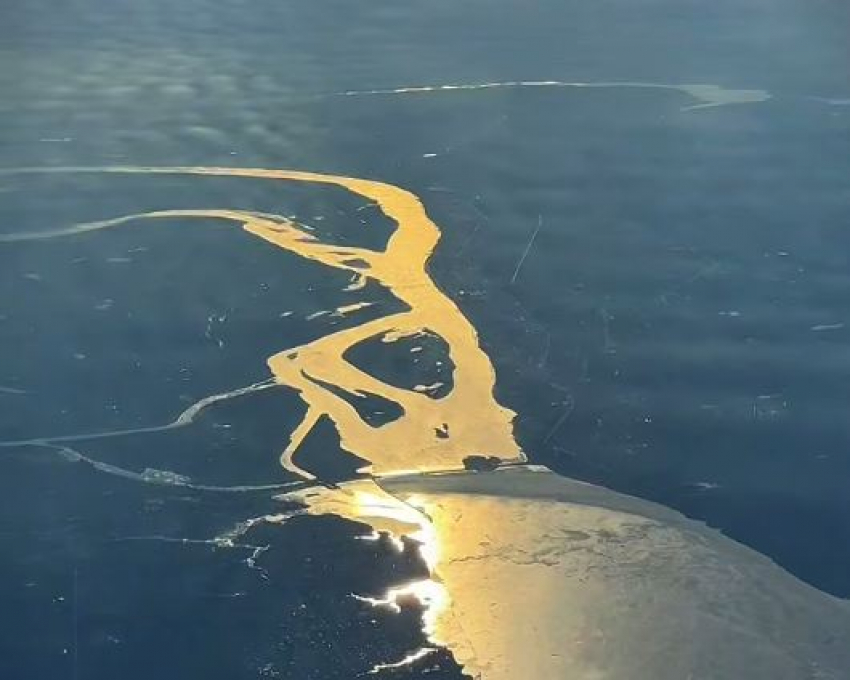 Обледенелый Волгоград и золотую Волгу показал пилот с высоты 10700 метров