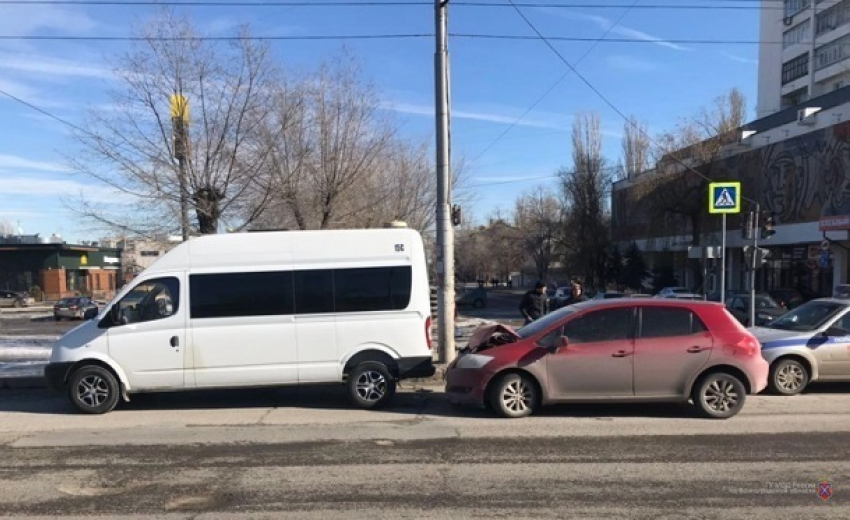 Toyota врезалась в маршрутку 15С на юге Волгограда: пассажир в больнице