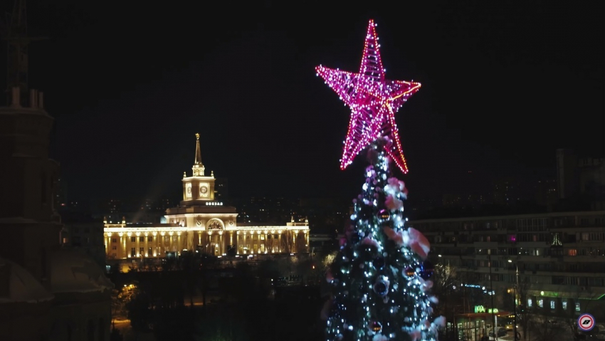 Потрясающее видео сияющего новогоднего Волгограда сняли с высоты птичьего полета