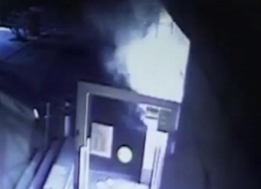 В Волгограде горел банкомат «Сбербанка»: попытка поджога ради взлома попала на видео