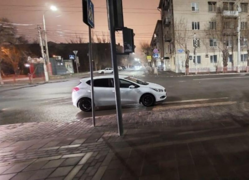 Водитель Kia сбил двух человек на переходе в Волгограде