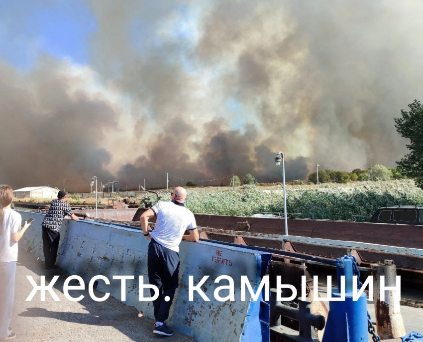 Черная дымовая завеса накрыла город в Волгоградской области