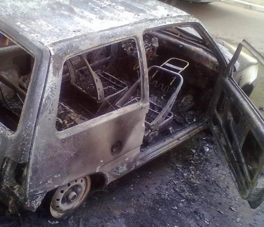 Злоумышленники сожгли «Оку» в центре Волгограда