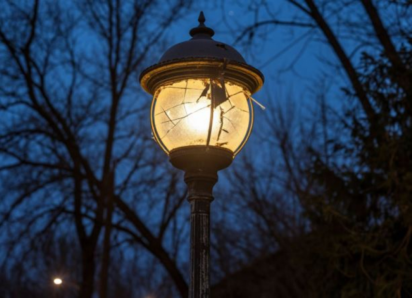 Волгоградский подросток разбил фонарь в парке, красуясь перед друзьями