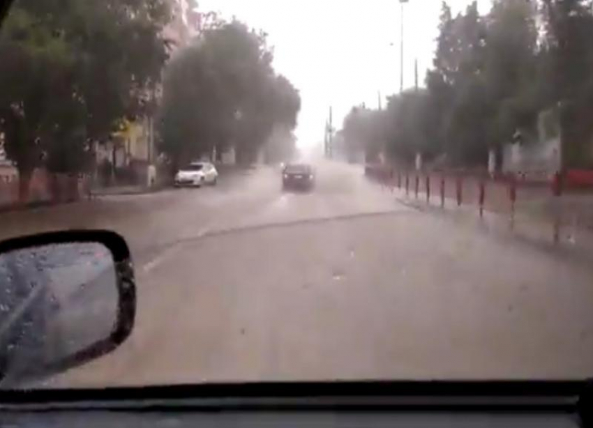  Своей версией потопа на дорогах Волгограда за последние два дня поделились в мэрии
