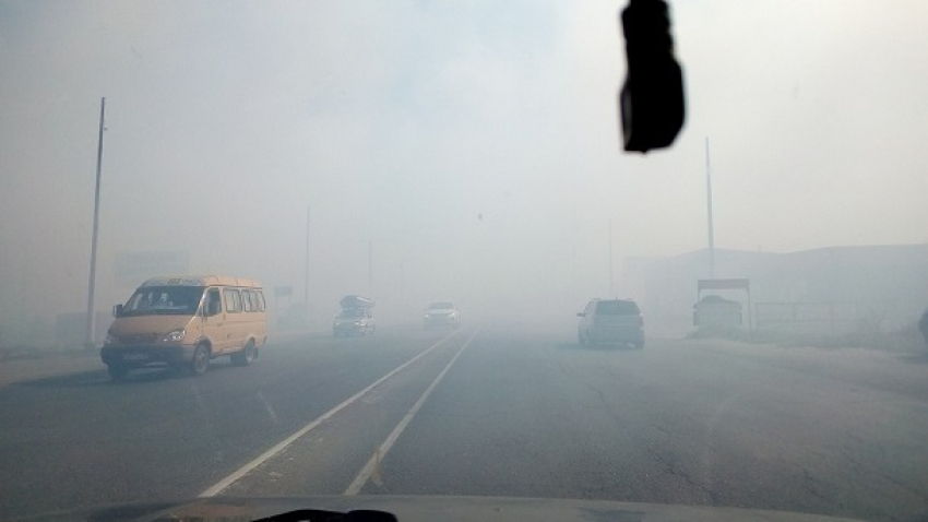 Трассу под Волжским заволокло дымовой завесой