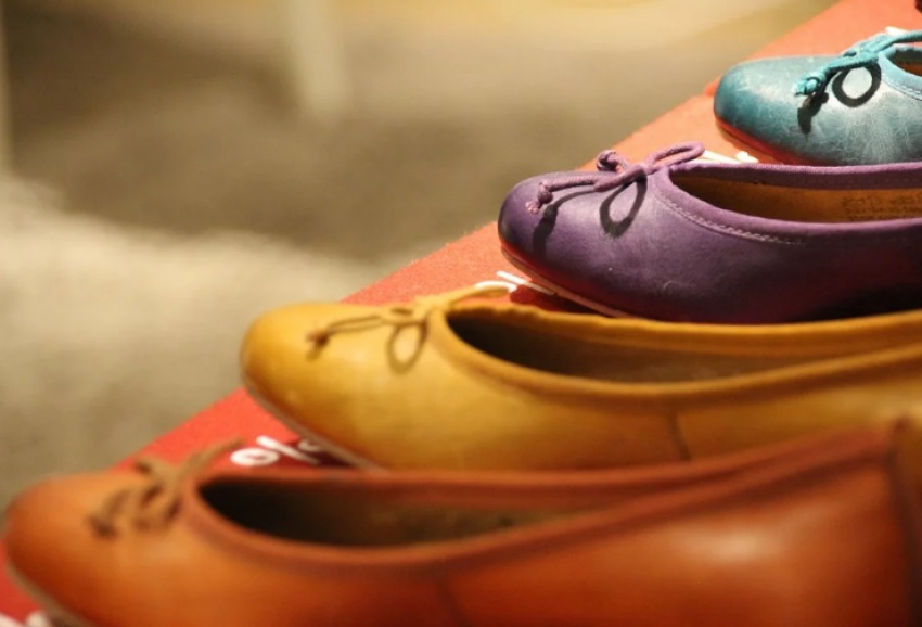 Более тысячи пар бракованной обуви купила по дешевке волгоградский предприниматель