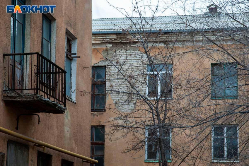 Волгоградец разбился насмерть, выпав с балкона лестничной клетки