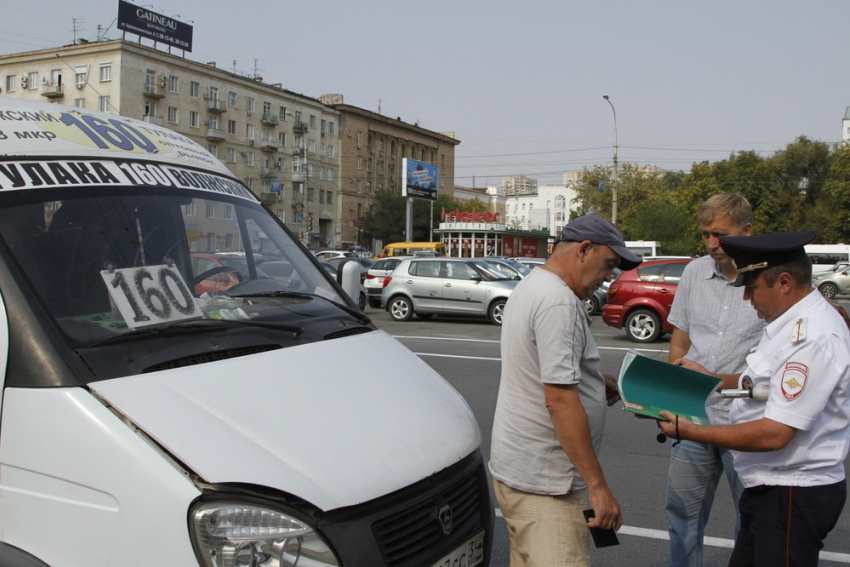 Маршрутчиков-нарушителей в Волгограде штрафуют и расторгают договоры перевозок