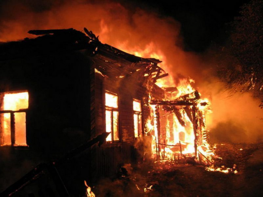 Под Волгоградом при пожаре в доме пострадал 77-летний мужчина