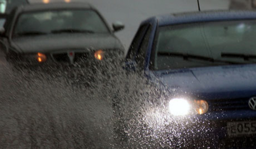 Из-за ливня в Волгограде остановились трамваи и троллейбусы