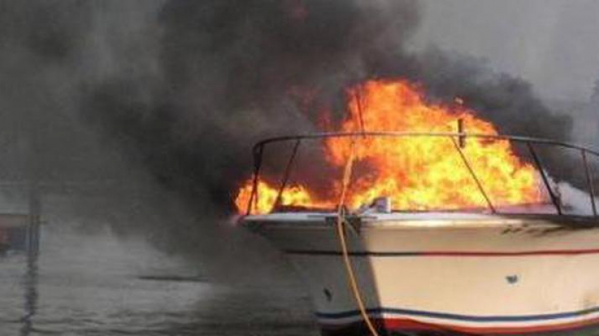 Неизвестные сожгли катер и автомобиль жителя Урюпинска