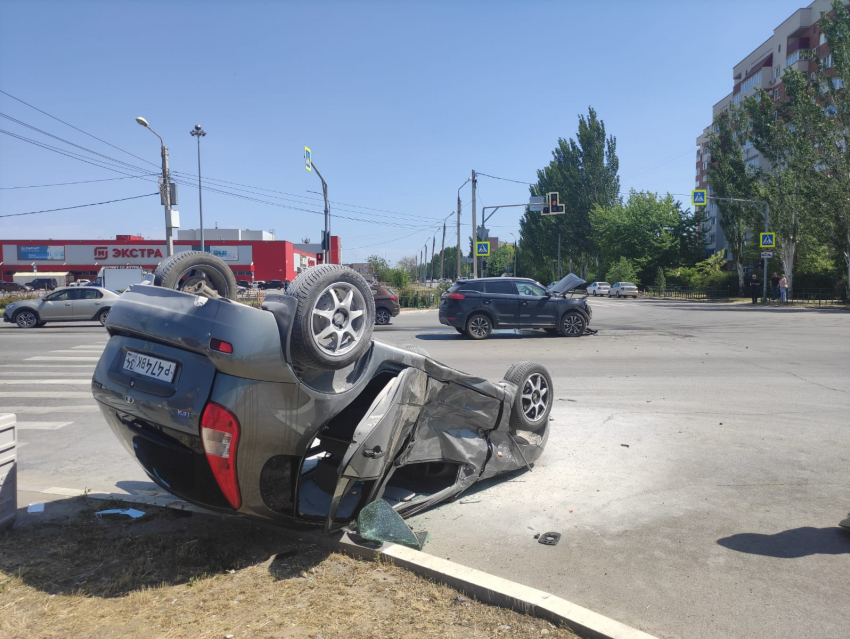 Пострадали двое детей и 4 взрослых: подробности автокатастрофы под Волгоградом 