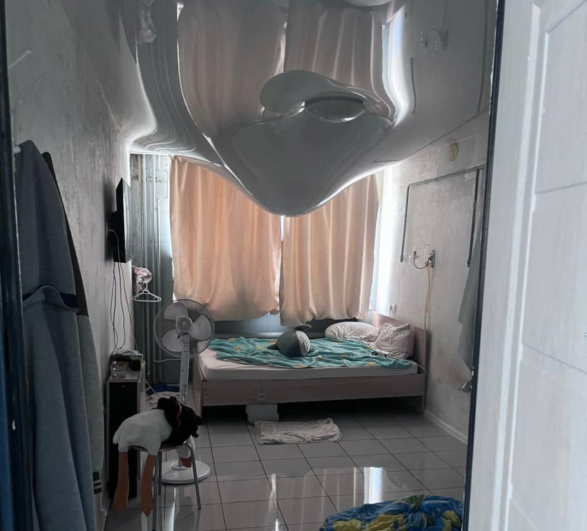 Льется на иконы: шок-кадры мощного потопа в общежитии Волгограда