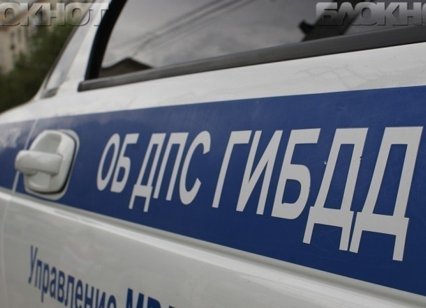 Две столкнувшиеся маршрутки парализовали движение троллейбусов в Волгограде