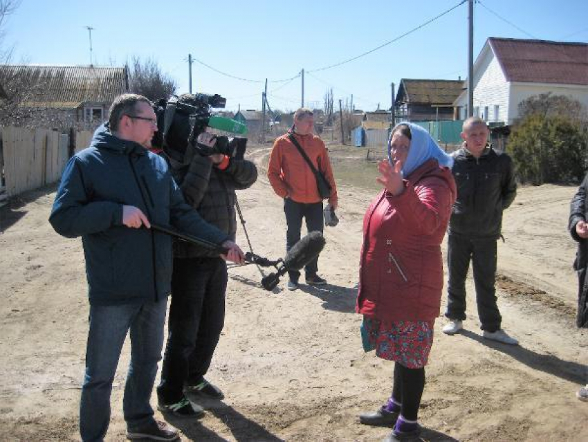 Федеральный ТВ-канал снимает сползающее в Волгу село под Волгоградом