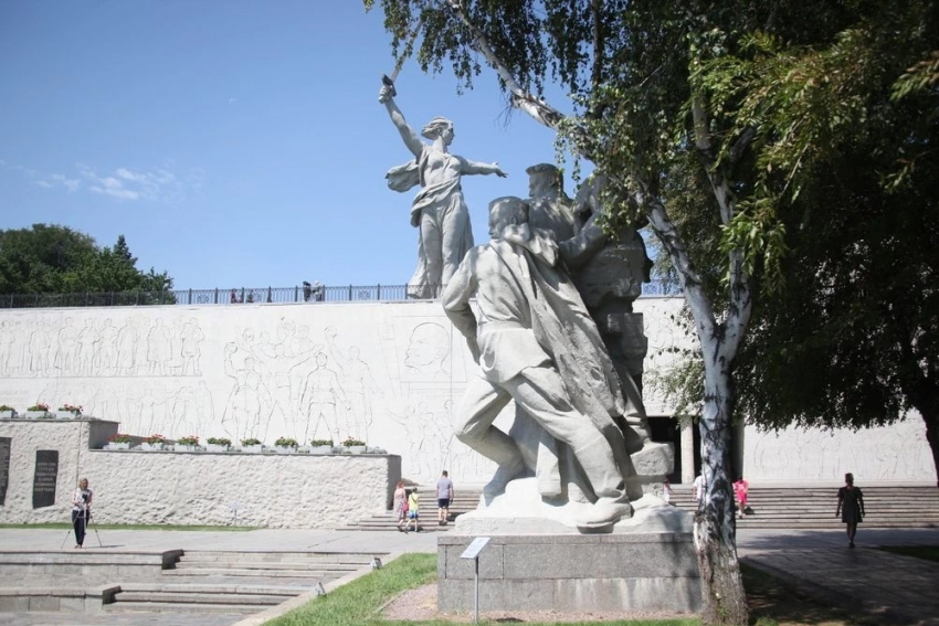 До неузнаваемой белизны отполировали знаковую скульптуру на Мамаевом кургане