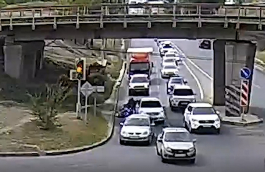 Странное столкновение байка и иномарки попало на видео в Волгограде