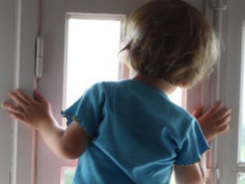 Четырехлетнего волгоградца спасли, проникнув в дом через балкон