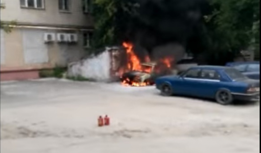 В центре Волгограда сгорел ВАЗ-2105
