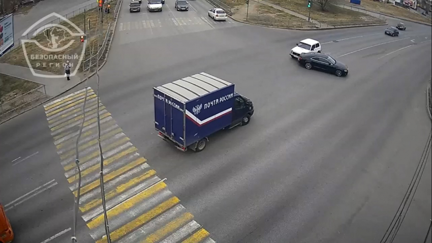 На видео попал водитель Audi, протаранивший «Ниву» и скрывшийся с места ДТП в Волгограде