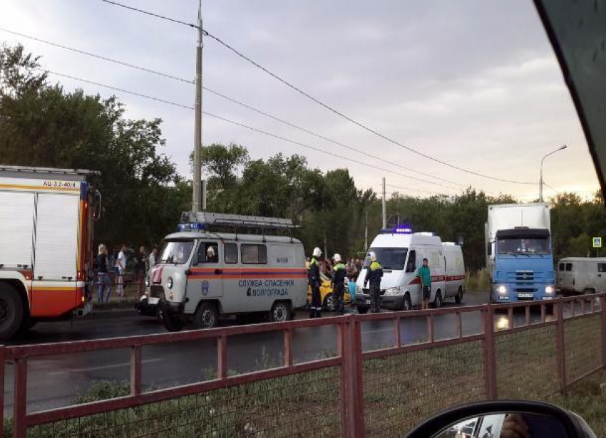 На юге Волгограда в ДТП с участием такси погиб человек